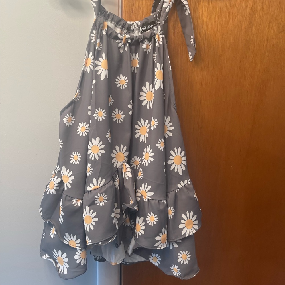 Women’s Summer top Light Grey and Daisies Print Size Medium NWT with 2 tiers